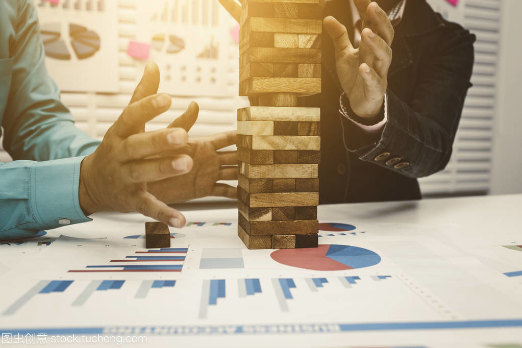 商人與婦女共同阻止木塔大廈的搖搖欲墜 投資管理危機(jī)的警示